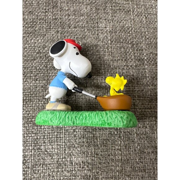Hallmark Keepsake 2019 Golfer Snoopy Ornament Peanuts Series With Box - Picture 3 of 8